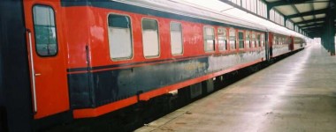 Another type of black-red dining car, it seems to be somewhat old. Haydarpasa. 2001. Photo Gökçe Aydin.