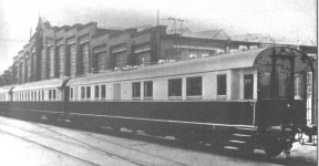 In front of the factory, 1935, notice the other cars that seems similar, notice also the roof antenas. Photo Linke Hofman