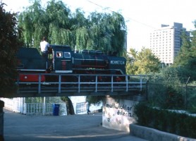 KL46002 runs across the bridge over one of the entrances to the park in September 1988. Photo Chris Boyce