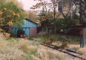 An overview of the shed and KL004 sitting in front of it. November 2003. Photo JP Charrey