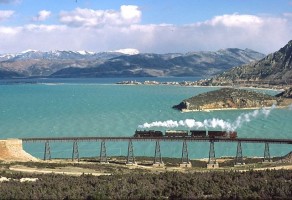 44000 crossing viaduct Eğirdir 8 March 1977. Photo Robin Lush