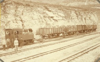 A very rare view showing carrier trucks used to transfert standard gauge wagon over the narrow gauge track.