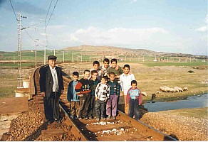 Family pictures at Toprakkale chord. Photo Malcolm Peakman 1998