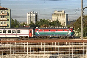 E52500 leaves Ankara station. 15/10/2004. Photo & copyright Graham Williams