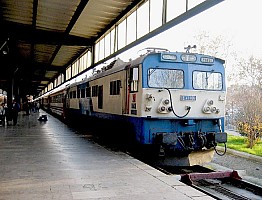 E43036 arriving from Ankara. 3-12-04. Istanbul Haydarpaşa. Photo & copyright Graham Williams