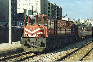 DE 18110 at Basmane awaiting a train to Denizli; 22 August 2002. Photo Malcolm Peakman.