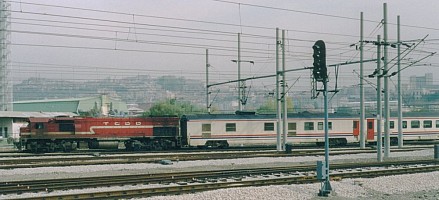 DE22000 entering Ankara station. The second car is a electric generator car for ETH. Ankara, 14 November 2003. Photo JP Charrey