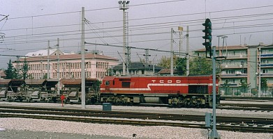 DE22000 pulling a work train, long hood forward. Ankara, 14 November 2003. Photo JP Charrey