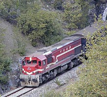 Unknown DE22000 seen near Yenice. This pictures shows very well the roof of the engine. Photo Bob(?)