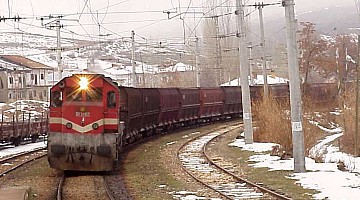 Another unknow DE22000 banking an iron ore freight. Notice the headlight on although this is the rear of the train. Güneş, 8 January 2001. photo Derya Ferendeci