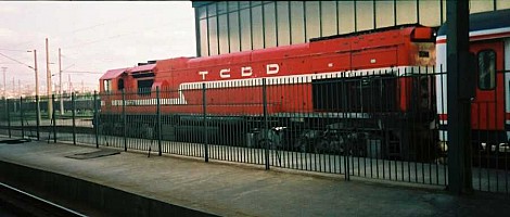 DE22001 hauling the eastbound Dogu Express in Ankara. July 2001. This unit has the "red roof" livery. photo Gökçe Aydın