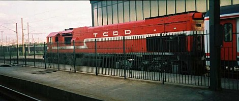 DE22001 hauling the eastbound Dogu Express in Ankara. July 2001. This unit has the "red roof" livery. photo Gökçe Aydın