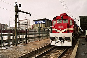 DE22069 leading the arriving Ankara Express on 28 February 2007. On this day, DE22069 took over the train from E43037 because a catenary works.