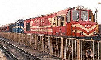 DE24398, trailing DH9506 and the Express Eskisehir to Konya, July 2000. The DH9506 is presumably coming back from overhaul at Eskisehir. Photo G. Tunçbilek