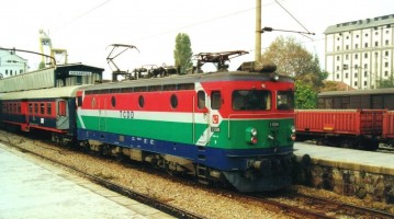 E52509 leading 7 coaches, ready to depart from Haydarpasa station to Adapazari