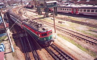 E52512 and Eskisehir express entering Haydarpasa, Notice the TVS2000 rolling stock. March 2001