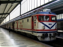 E52516 on Kars-Istanbul express, in Ankara. 27 October 2004