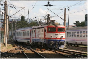 E52521 entering Sirkeci station, September 2005, photo Phil Wormald