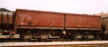 Elevated view. This unit is without side doors. The side panels are flat sheets welded to the structures. The Fad hopper has two compartments and two sets of discharge doors. Photo JP Charrey