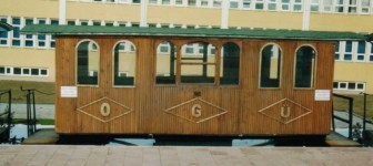 How about going to class every morning in one of these? MAN n°99 437, 1916. Notice the high level platform perfectly level with the car footplate. January 2002. Photo JP Charrey