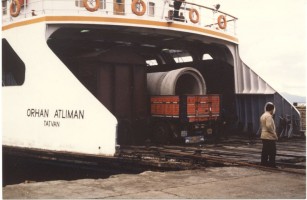 Van Lake train ferry: rear view of ferry Orhan Atliman and the link span. 12 October 1985, Photo Pierre Birgé.