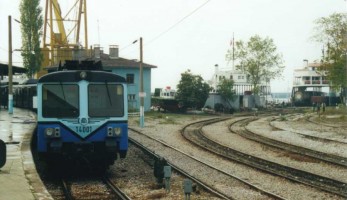 E14001 to Gebze, Haydarpasa, 3 november 2000. Note the access track to train ferry on the right