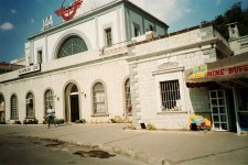 Alsancak side entrance, departing passenger entrance